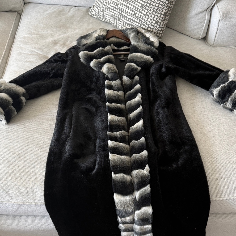 Elegant Black and Gray Fur Coat (Small)